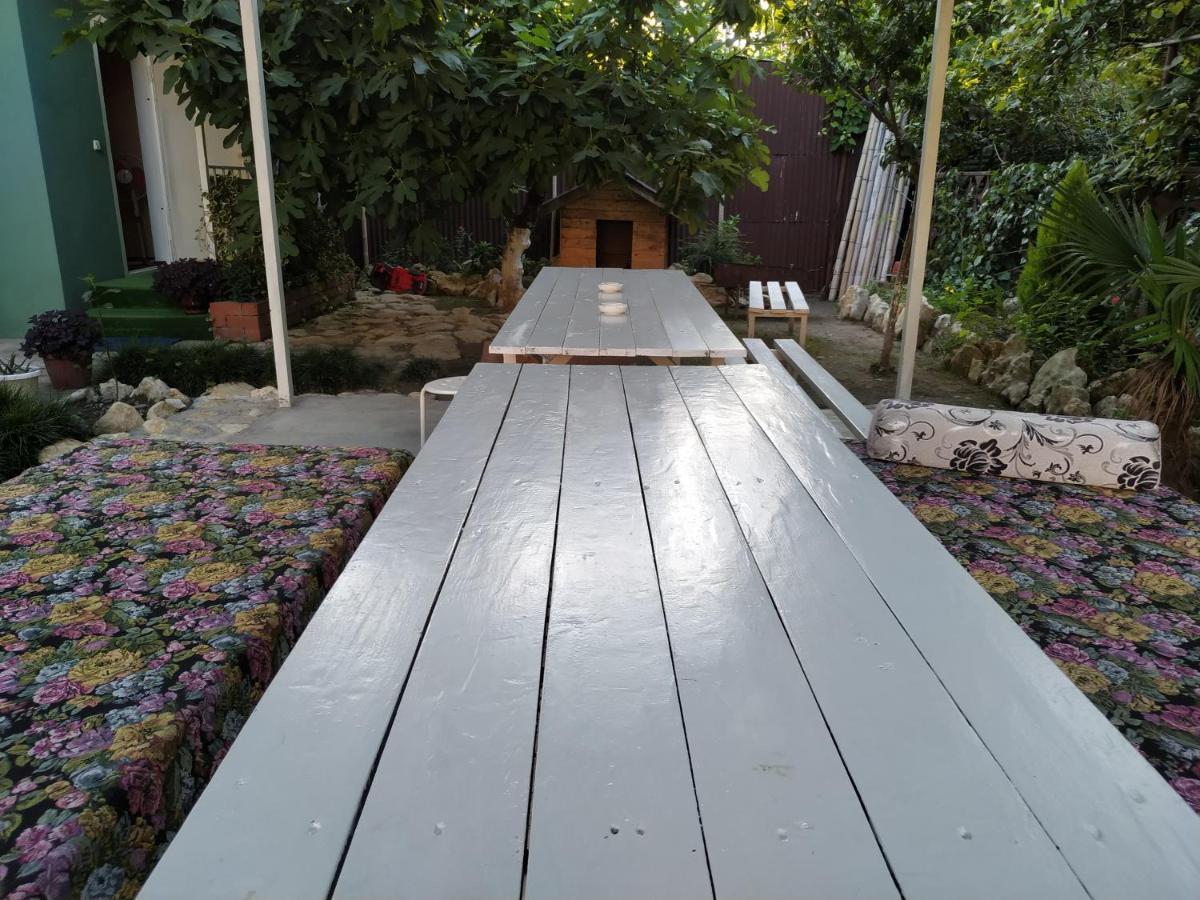 Guest House On Shakirbay 11 Sukhumi Exterior foto