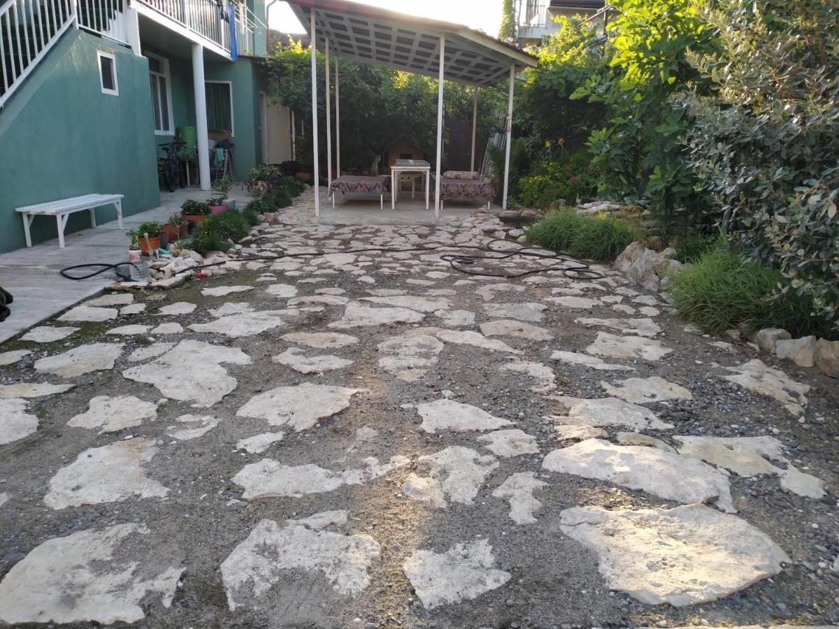 Guest House On Shakirbay 11 Sukhumi Exterior foto