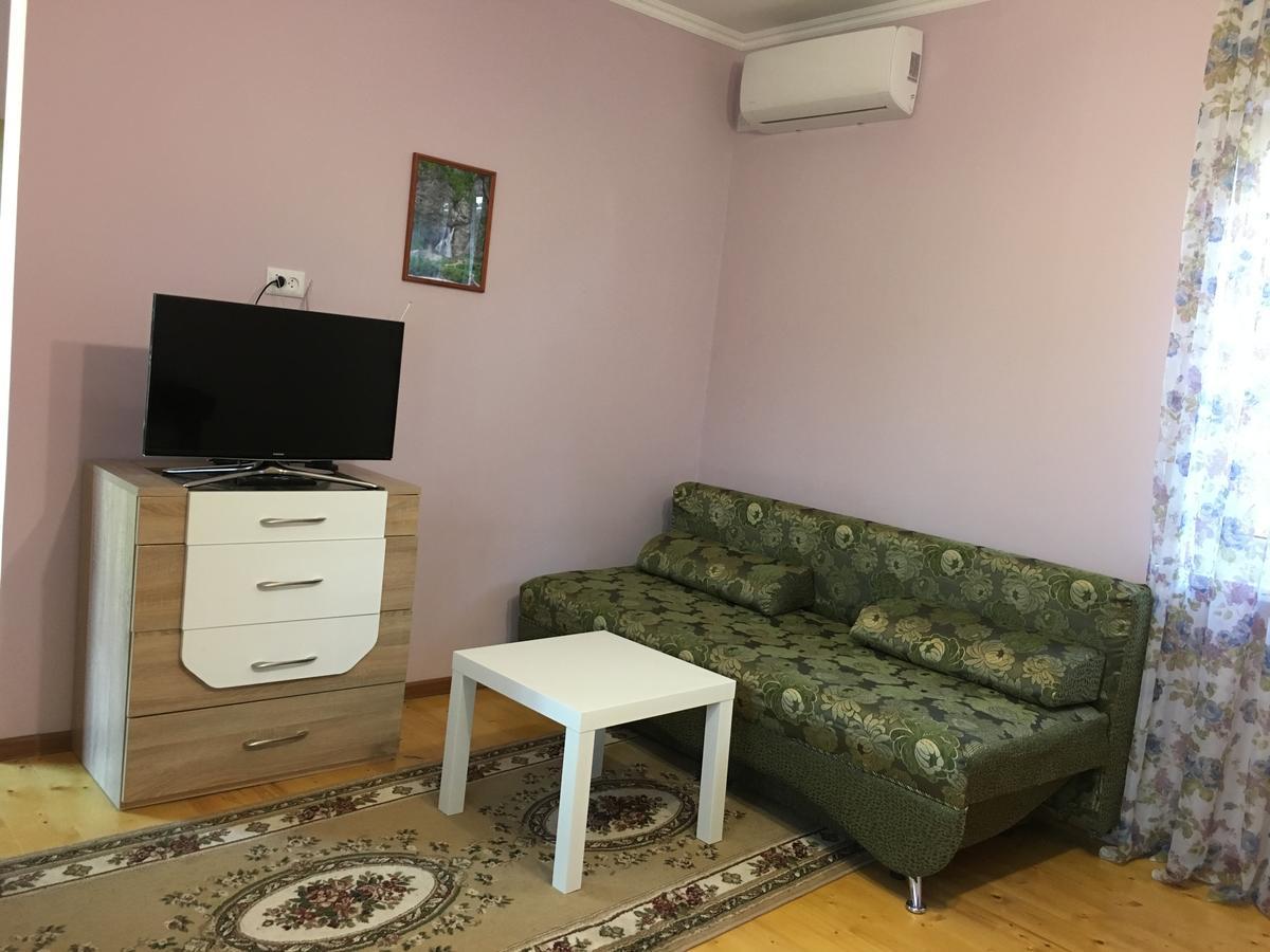 Guest House On Shakirbay 11 Sukhumi Exterior foto