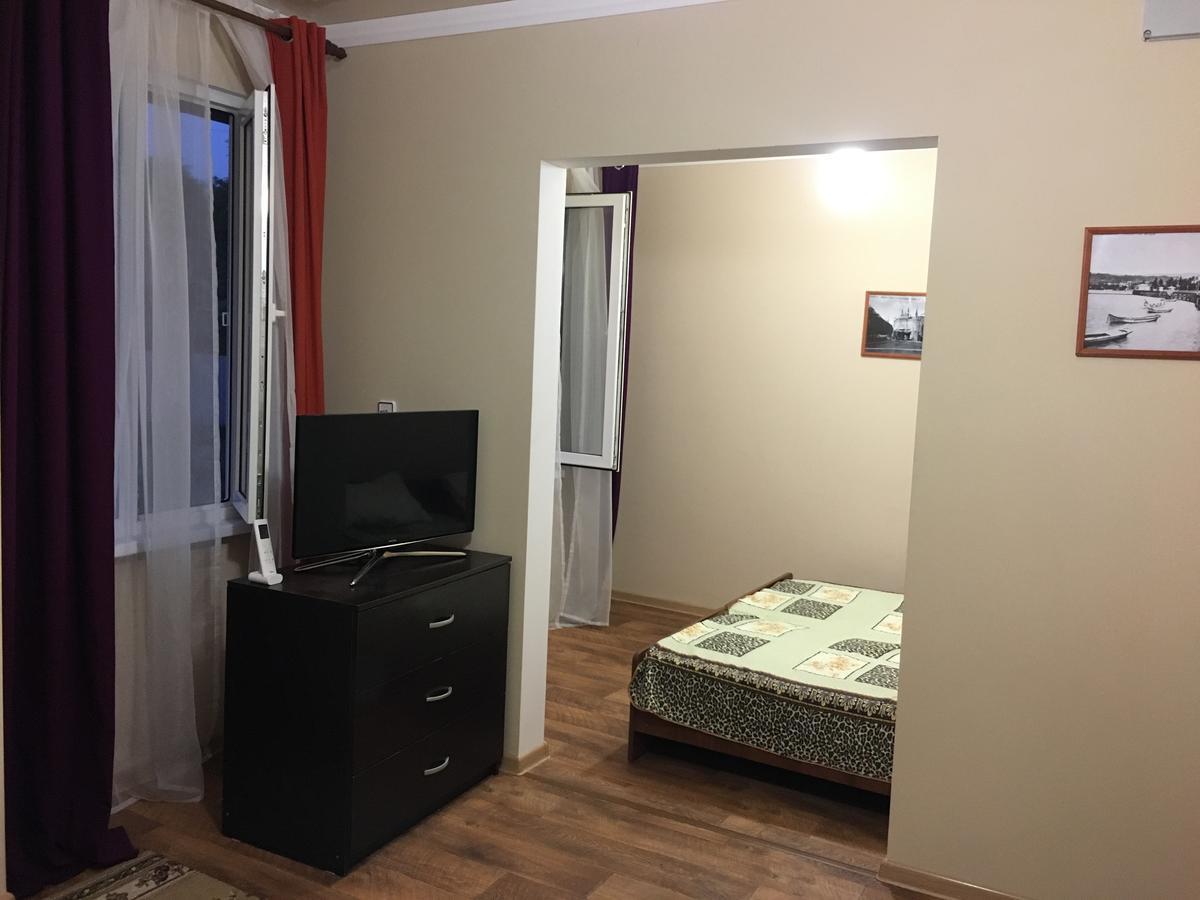 Guest House On Shakirbay 11 Sukhumi Exterior foto