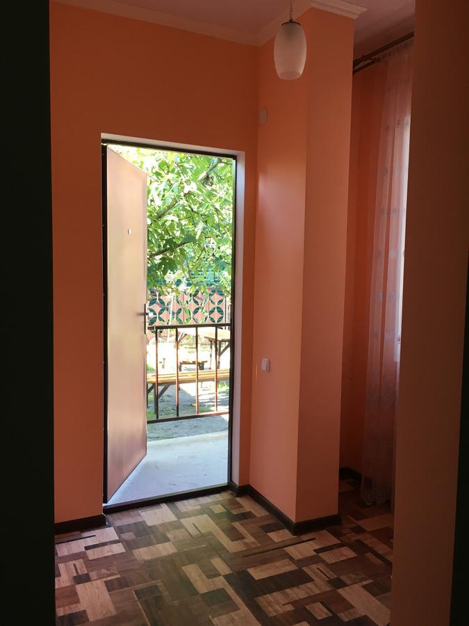 Guest House On Shakirbay 11 Sukhumi Exterior foto